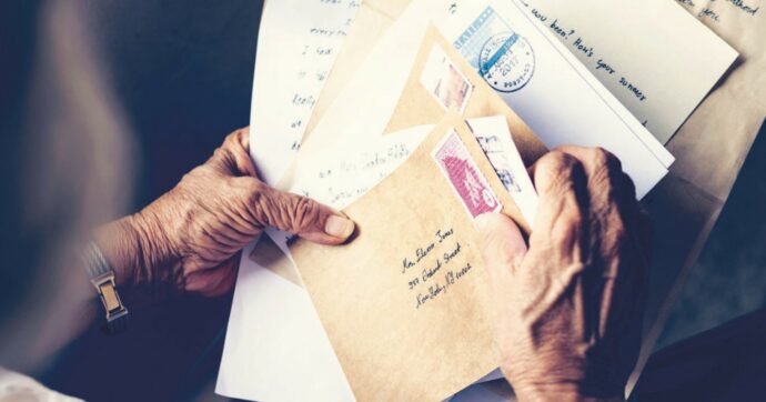 L’ultima lettera a un postino: chi siamo se non scriviamo più?