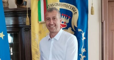 Copertina di Mattia Missiroli si è dimesso da sindaco di Cervia: l’annuncio dopo l’indagine per maltrattamenti alla moglie