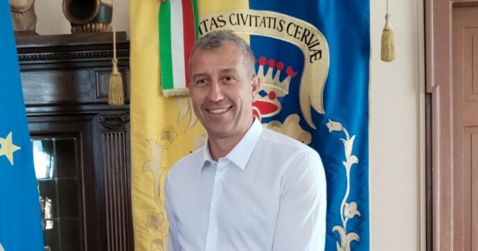 Mattia Missiroli si è dimesso da sindaco di Cervia: l’annuncio dopo l’indagine per maltrattamenti alla moglie