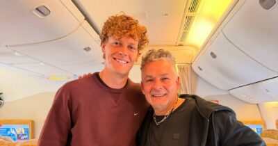 Copertina di Baggio incontra Sinner in aereo: “Sempre bello vederti fenomeno”. E gli italiani si scatenano nei commenti