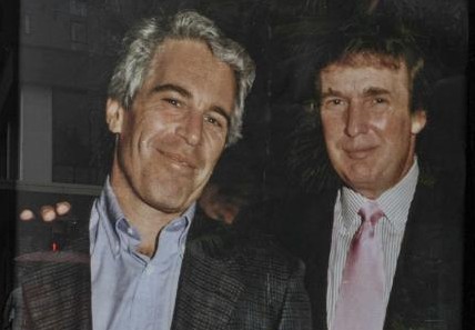 “Trump 8 volte sul jet di Epstein. Una volta c’era anche una ventenne”