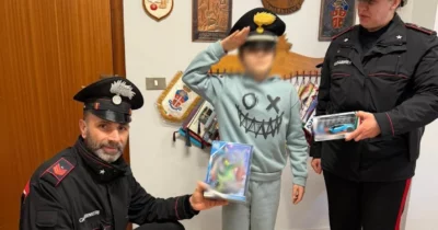 Copertina di La storia di Alessio, il bambino di 11 anni che vende i suoi disegni per comprare un regalo di Natale alla sorellina