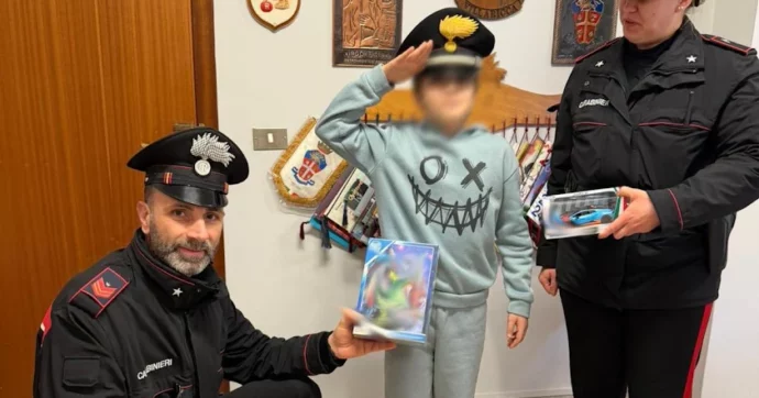La storia di Alessio, il bambino di 11 anni che vende i suoi disegni per comprare un regalo di Natale alla sorellina