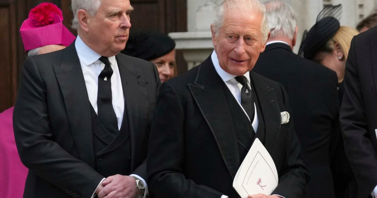 Natale difficile per re Carlo dopo la foto choc del fratello Andrea steso sulle ginocchia di cinque ragazze: ecco chi sono i 43 invitati al pranzo a Sandringham