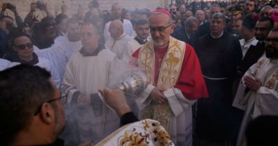Copertina di “Israele vieta la messa di Natale a Betlemme al vicepresidente palestinese”. Pizzaballa: “Dopo due anni di buio abbiamo bisogno di luce”