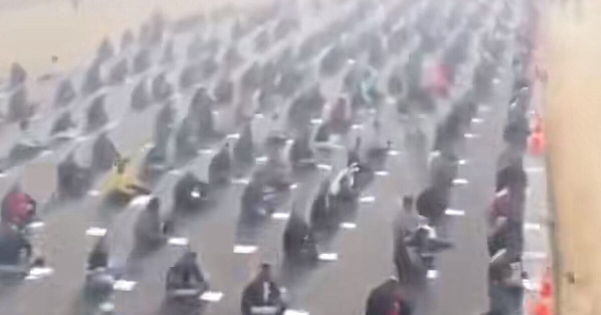 Si presentano in 8 mila al concorso pubblico per 187 posti: la prova si svolge sulla pista d’atterraggio dell’aeroporto e a sorvegliare i candidati ci pensano i droni