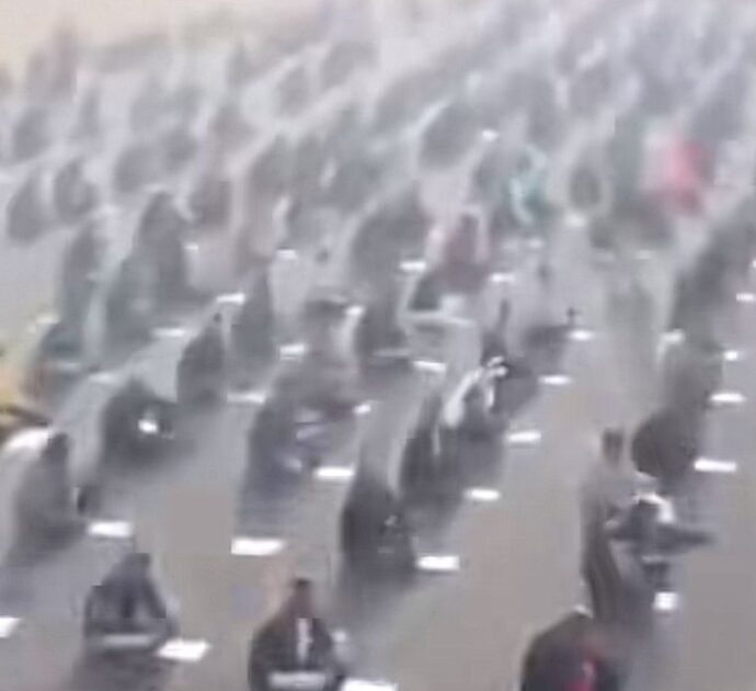 Si presentano in 8 mila al concorso pubblico per 187 posti: la prova si svolge sulla pista d’atterraggio dell’aeroporto e a sorvegliare i candidati ci pensano i droni