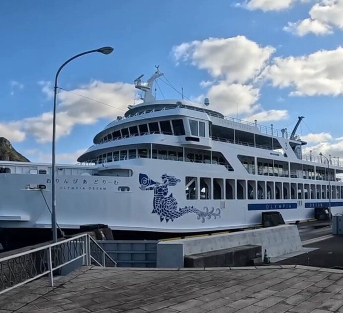 L’Intelligenza artificiale rivoluziona anche il mare: inaugurato il primo traghetto a guida autonoma. Può trasportare fino a 500 persone e 60 auto
