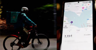 Copertina di “Sei euro per consegnare un panino a più di 20 km su strade pericolose”. La protesta dei rider: “Se rifiuti, l’algoritmo ti penalizza”