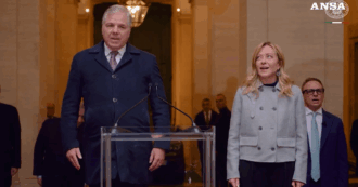 Copertina di Inno d’Italia? Nemmeno Meloni rinuncia al “sì” finale: eccola mentre canta a Chigi con gli alpini – Video