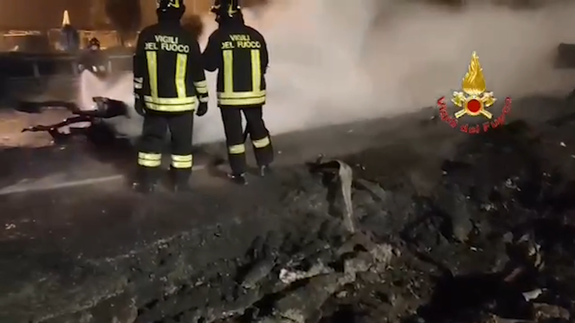 Esplode un’autobotte con Gpl sulla A1, il video del “cratere” nella carreggiata e i danni a una stazione di servizio