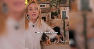 Copertina di Meloni fa gli auguri di Natale agli italiani davanti al presepe: “Custodisce valori e non impone niente a nessuno” – Video