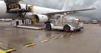 Copertina di Volo umanitario in partenza da Fiumicino al Sudan: 25 tonnellate di aiuti destinati ai rifugiati – Video