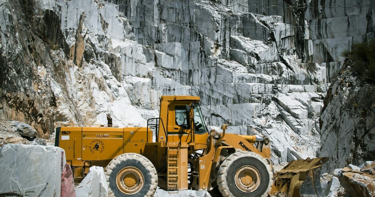 Il Comune a trazione leghista riapre 7 cave di marmo. Rabbia degli ambientalisti: “Invitiamo i turisti nella natura? Pare di essere nel cantiere Tav”