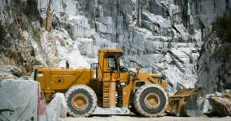Copertina di Il Comune a trazione leghista riapre 7 cave di marmo. Rabbia degli ambientalisti: “Invitiamo i turisti nella natura? Pare di essere nel cantiere Tav”