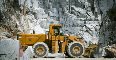 Copertina di Il Comune a trazione leghista riapre 7 cave di marmo. Rabbia degli ambientalisti: “Invitiamo i turisti nella natura? Pare di essere nel cantiere Tav”
