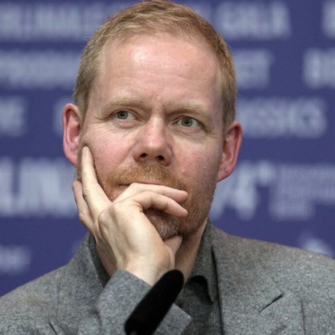 Una lingua per le immagini e uno spazio morale (anche contro le guerre), così Max Richter ha riportato la musica colta dentro la vita di tutti i giorni