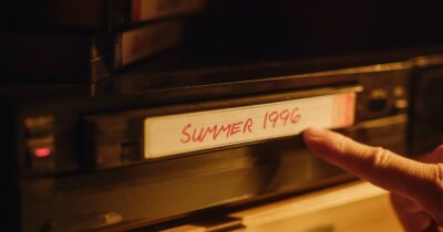 Copertina di “Depressione di Natale? Guardate i vecchi filmati di famiglia, ecco perché la nostalgia ci fa bene”: i consigli della psicologa per affrontare il Christmas Blues