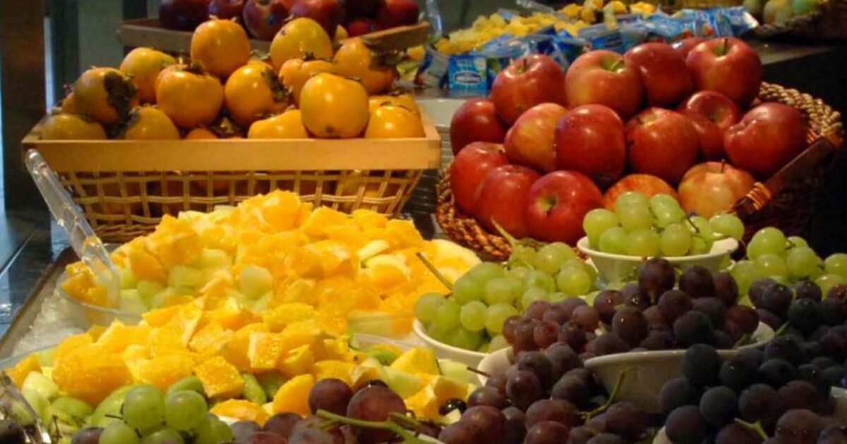 Soffocato da un pezzo di frutta: muore a 47 anni durante il pranzo della Vigilia