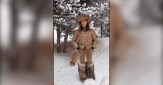 Copertina di I “sobri” auguri di Natale di Santanché con colbacco e stivali di pelliccia: “Li faccio a chi mi vuole bene e a chi mi vuole male” – Video