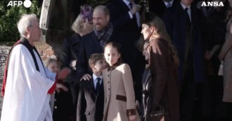 Copertina di Il look Kate alla messa di Natale con William e i principini: bagno di folla per la Royal Family – Video