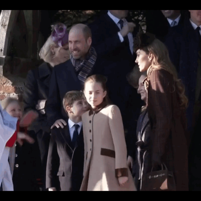 Il look Kate alla messa di Natale con William e i principini: bagno di folla per la Royal Family – Video