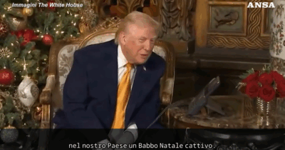 Copertina di Trump in versione Grinch a un bambino: “Bisogna controllare che Babbo Natale non sia un infiltrato”