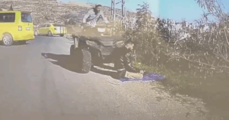 Copertina di Soldato riservista israeliano investe col quad palestinese che sta pregando: il video della violenza in Cisgiordania