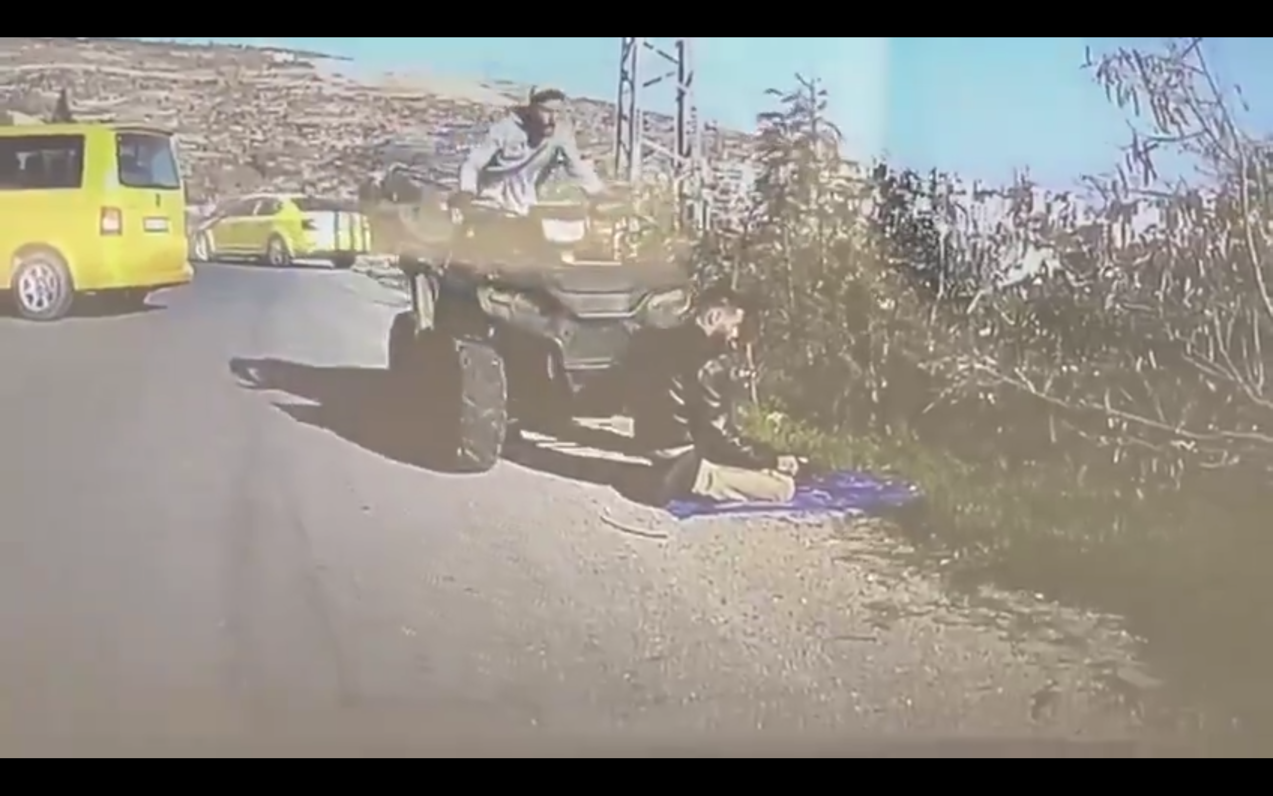Soldato riservista israeliano investe col quad palestinese che sta pregando: il video della violenza in Cisgiordania