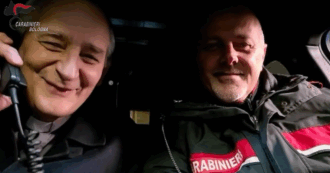 Copertina di Il cardinale Zuppi scherza via radio nell’auto dei carabinieri: “C’è un assembramento di pastori a Betlemme…” – Video