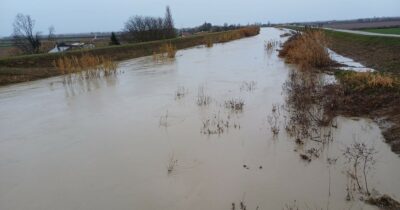 Copertina di Allerta rossa in Emilia-Romagna: preoccupa la piena del Senio e del Lamone, disposte evacuazioni nel Ravennate. Ritardi e cancellazioni per vento forte all’aeroporto di Firenze