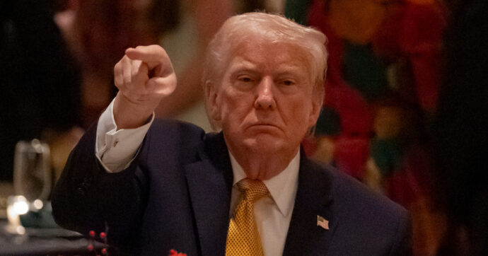 Trump usa gli auguri di Natale per attaccare i Democratici: “Feccia radicale”