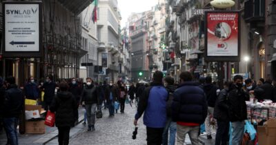 Copertina di Napoli, cadono calcinacci da un cornicione in via Toledo: ferite due turiste