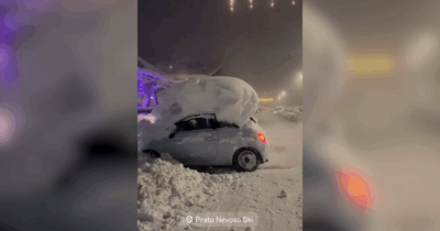 Copertina di Prato Nevoso, trova l’auto sommersa da un metro di neve. Poi scherza: “È il nuovo camper della Fiat”