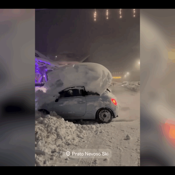 Prato Nevoso, trova l’auto sommersa da un metro di neve. Poi scherza: “È il nuovo camper della Fiat”