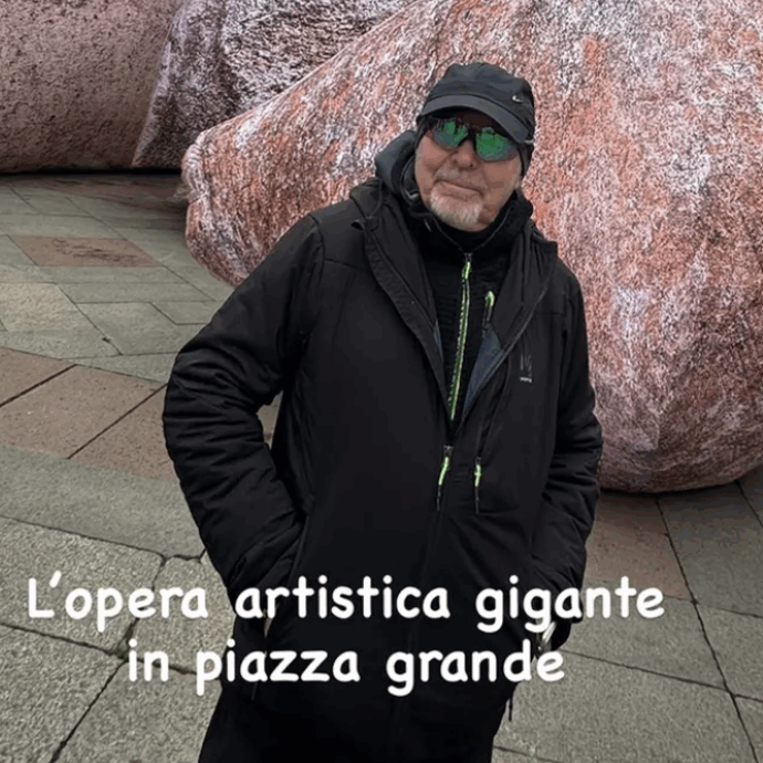 Vasco Rossi tra le rocce giganti di Bologna: la foto con i megaliti artistici è virale