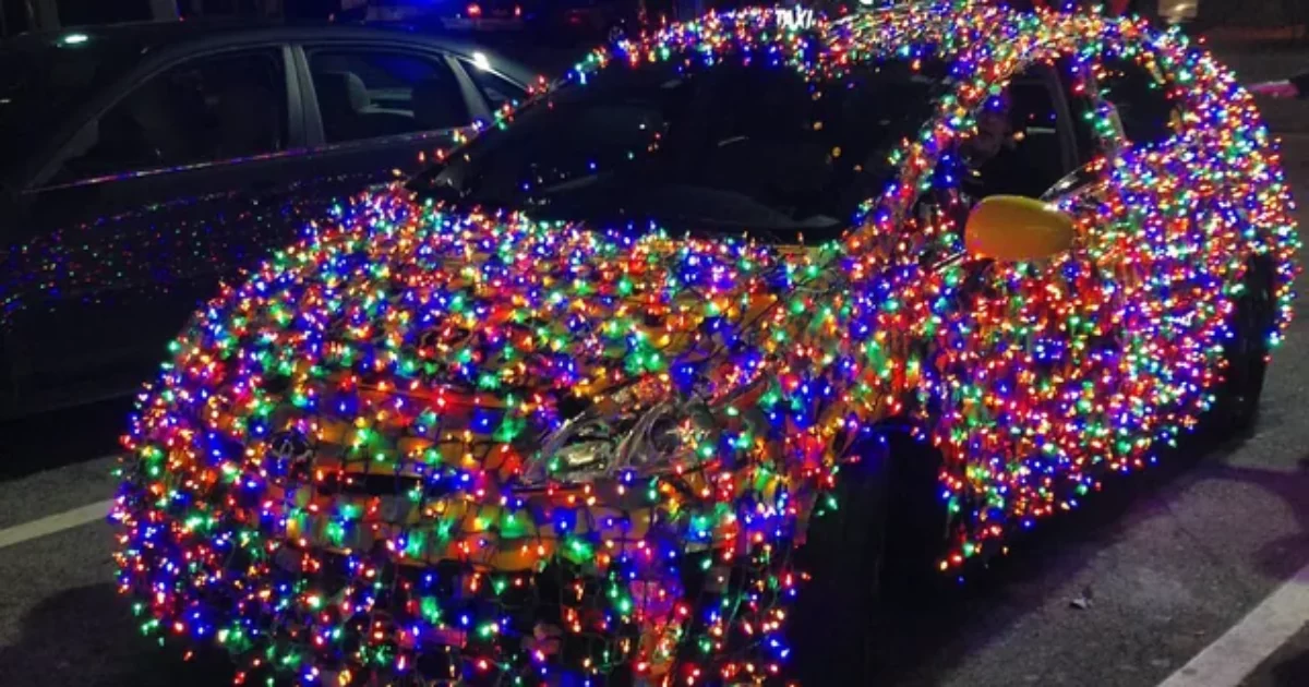 “Sono un pericolo per la circolazione”: stop alle auto “albero di Natale”. La moda impazza sui social ma scattano le multe