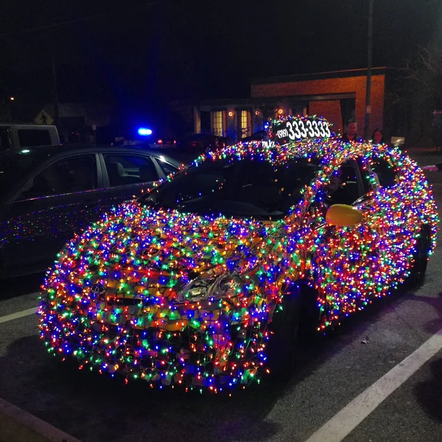 “Sono un pericolo per la circolazione”: stop alle auto “albero di Natale”. La moda impazza sui social ma scattano le multe