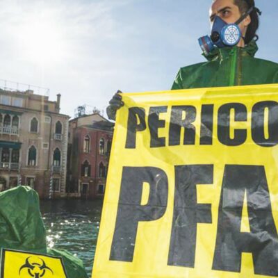 Copertina di Ue: niente bando per i Pfas: “Indispensabili per le armi”