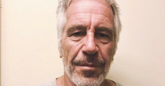Negli Epstein Files nomi, foto e video delle vittime nude: il Dipartimento Usa non li ha censurati. Il mistero sul figlio segreto
