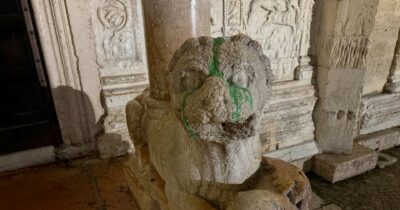 Copertina di Verona, imbrattati i leoni della basilica di San Zeno
