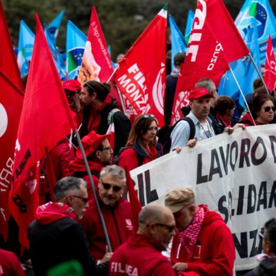 Copertina di Viaggio nell’Italia delle crisi industriali