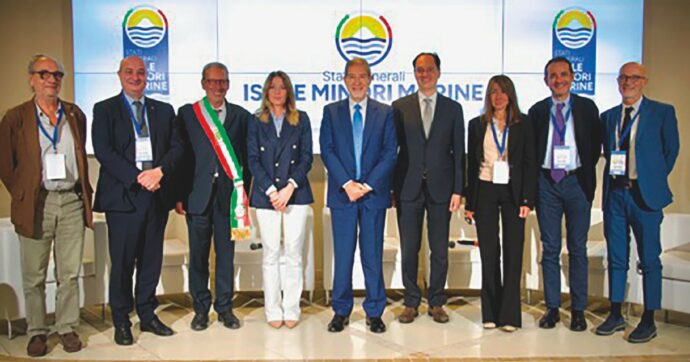 Copertina di Mezzo governo a Lipari: spesi  450 mila euro (più le scorte)