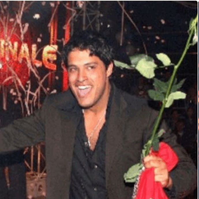 “La gente è pronta a prostituirsi per un po’ di visibilità, il mondo gira così”: lo sfogo dell’ex vincitore del “Grande Fratello”. E Medugno denuncia Signorini “per violenza sessuale ed estorsione”