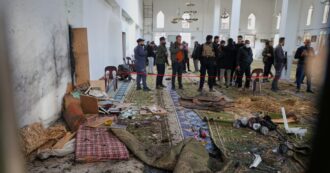 Siria, 8 morti nell’attentato alla moschea di Homs. Bombe e imboscate: la strategia della tensione degli uomini di Assad