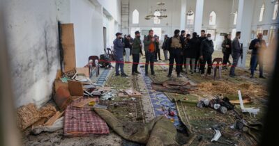 Copertina di Siria, 8 morti nell’attentato alla moschea di Homs. Bombe e imboscate: la strategia della tensione degli uomini di Assad