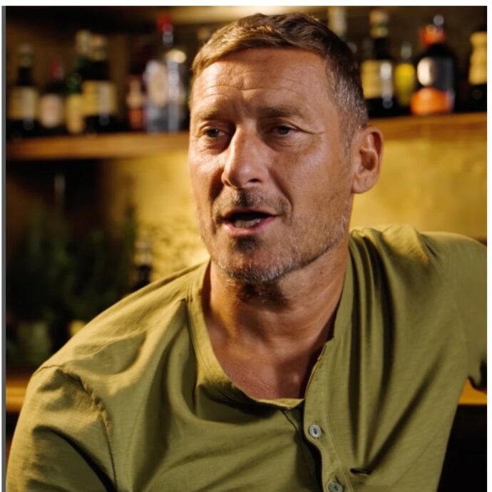 “Francesco Totti ha un sogno proibito, è una ballerina di Amici: le ha scritto più volte in privato per conoscerla meglio”: l’indiscrezione