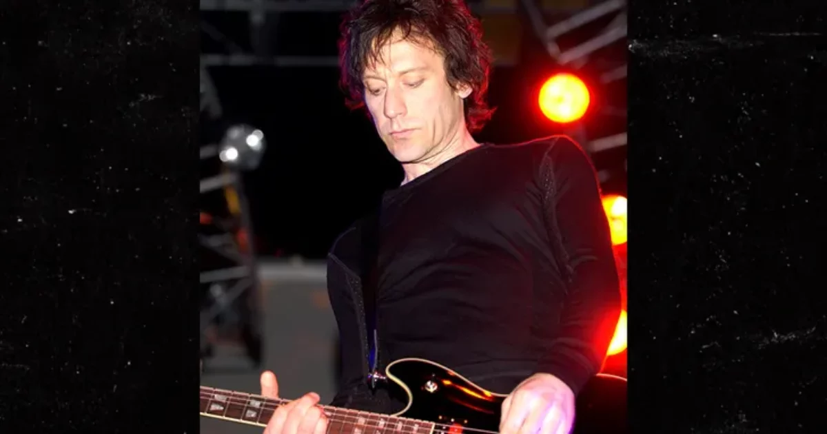 È morto a 65 anni Perry Archangelo Bamonte, storico chitarrista dei Cure: “È stato una parte vitale della nostra storia”. L’annuncio della band