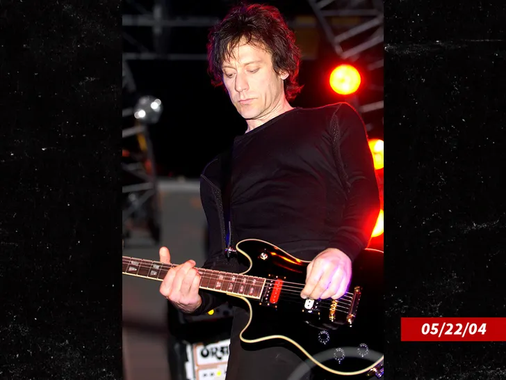 È morto a 65 anni Perry Archangelo Bamonte, storico chitarrista dei Cure: “È stato una parte vitale della nostra storia”. L’annuncio della band