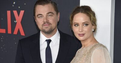 Copertina di “Sono così dispiaciuta che tu non abbia una figlia adolescente, stai benissimo di fianco a lei”: la stoccata di Jennifer Lawrence a Leonardo DiCaprio